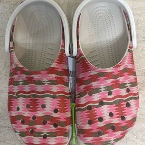 CROCS WOMENS CLASSIC WOVEN PRINTS CLOG